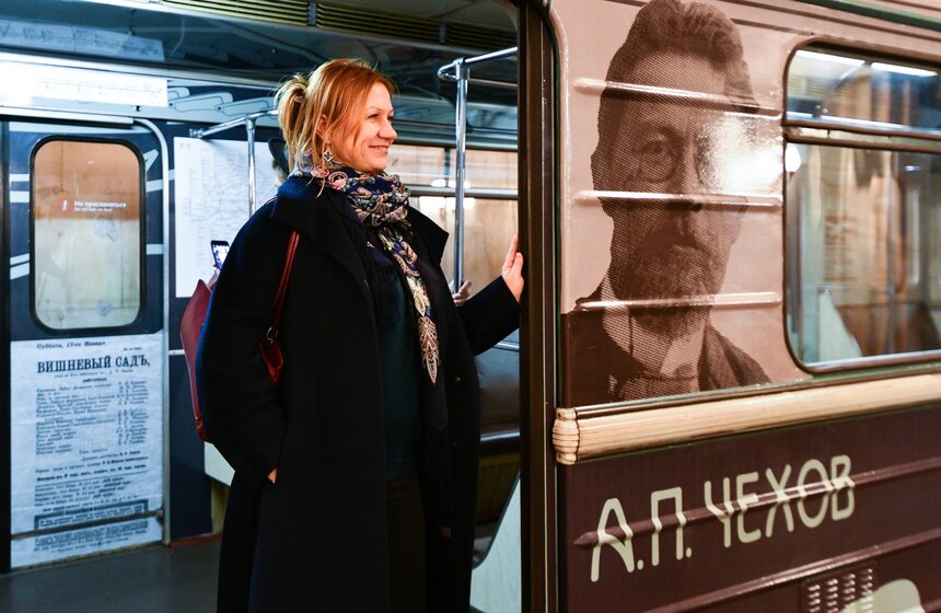 3 ноября в метро появился еще один тематический поезд, связанный со столичными театрами. На Замоскворецкой линии начал курсировать состав в честь 120-летнего юбилея МХТ имени Чехова. Оформление выполнено в классических цветах театра, а элементы на бортах поезда повторяют шехтелевский орнамент на занавесе МХТ и знаменитую чеховскую Чайку.