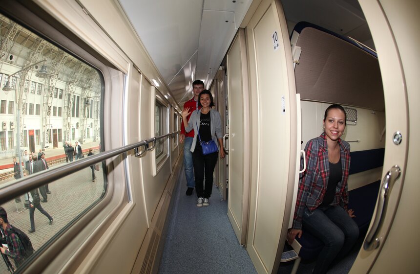 От Киевского вокзала отправился первый двухэтажный поезд 4 фото