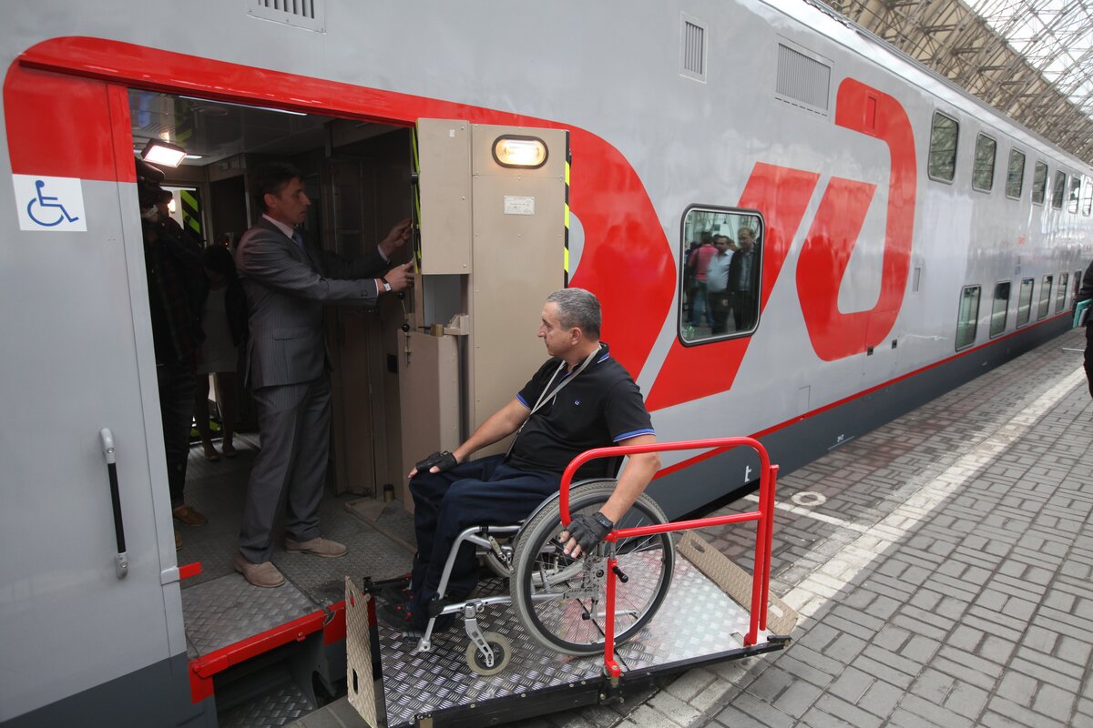 На станциях можно купить поезд. Вагон для инвалидов колясочников РЖД. Купе для маломобильных пассажиров РЖД. Спец вагоны РЖД для инвалидов. Маломобильные пассажиры РЖД.
