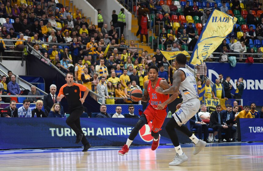 Блокирующий бросок Мики украсил концовку первой четверти