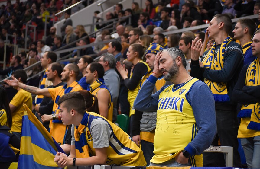 Болельщики поддерживали команды кричалками и плакатами