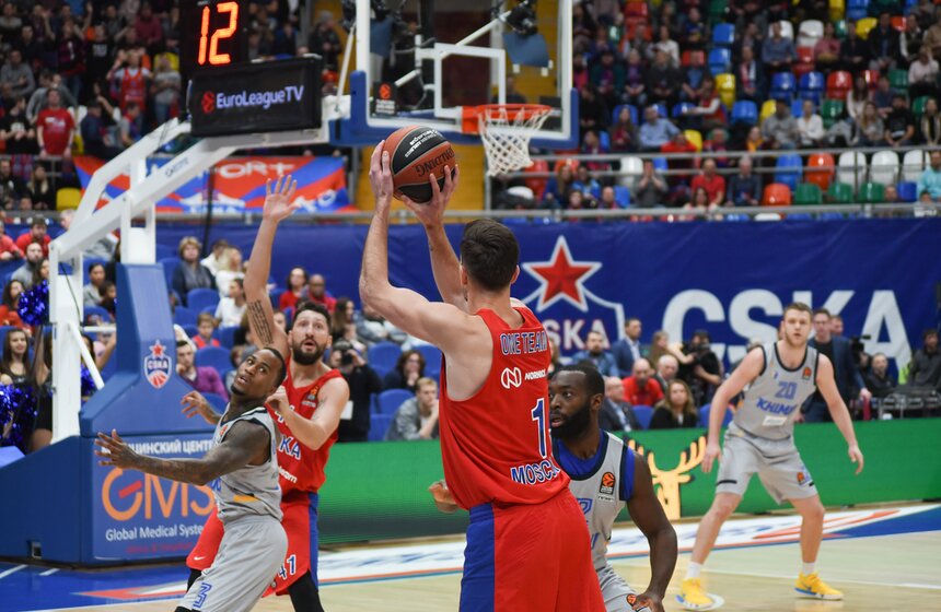 С первых минут игроки ЦСКА взяли под свой личный контроль мяч и создали преимущество над "Химки"