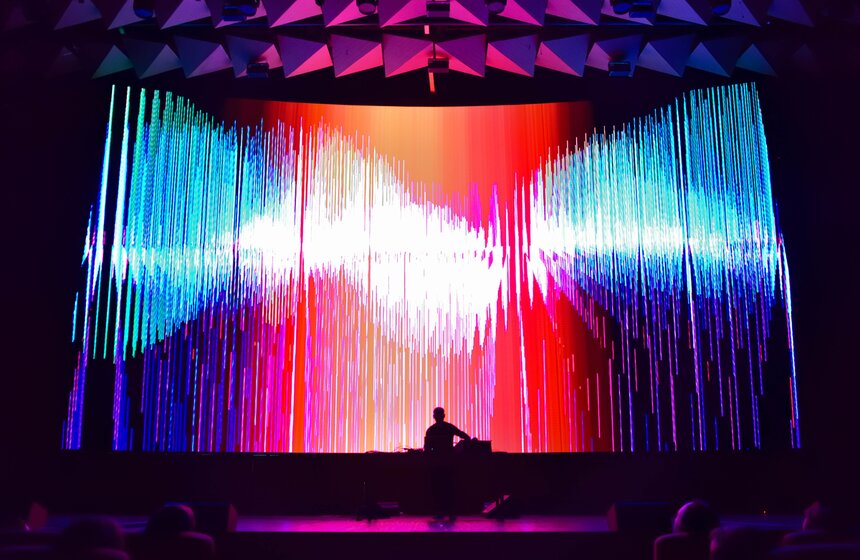 Музыкант создает аудиокартины из различных тресков и помех, они помогают придать его песням электронный шум