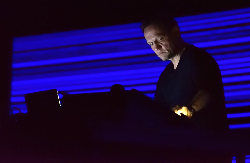 ALVA NOTO – это сценическое имя Карстена Николая, он работает в стилях экспериментальной электронной музыки
