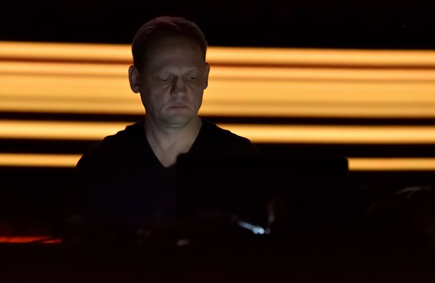 Высококачественная саундсистема и медиаповерхности высокого разрешения – это главные критерии его произведений