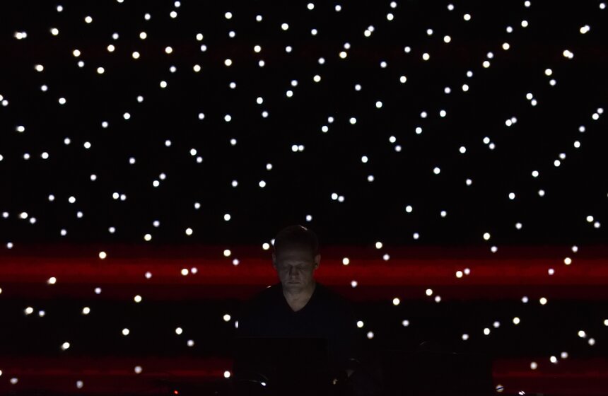 Еще одно не менее популярное произведение – запись Карстена с Бликсой Баргельдом "Bernsteinzimmer"