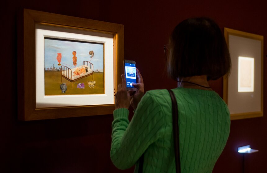 Огромное место на выставке занимает картина "Больница Генри Форда". На ней Фрида Кало демонстрирует себя в больнице во время беременности, которая обернулась очередным выкидышем