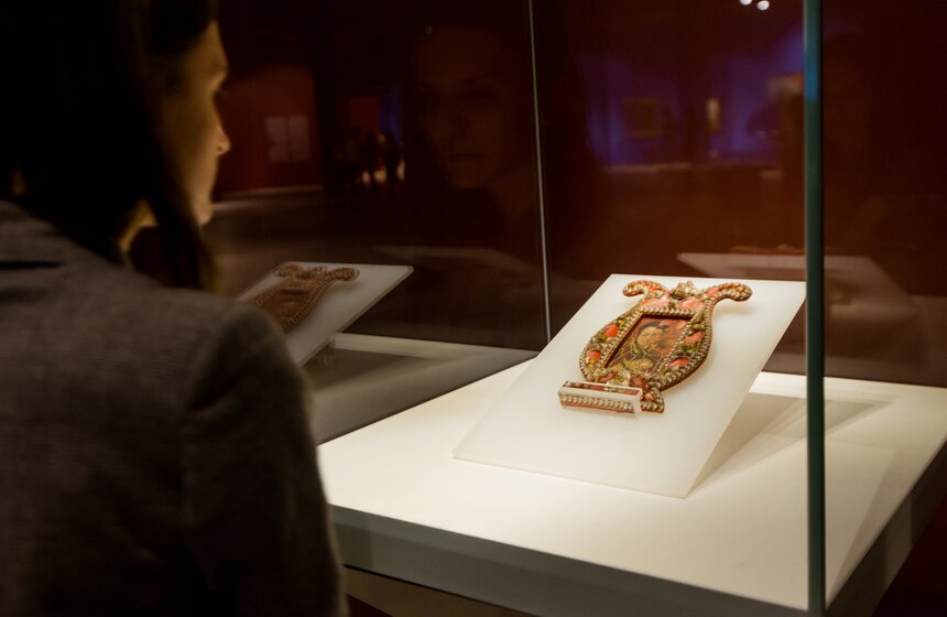 Помимо картин экспозиция включает редкие экспонаты