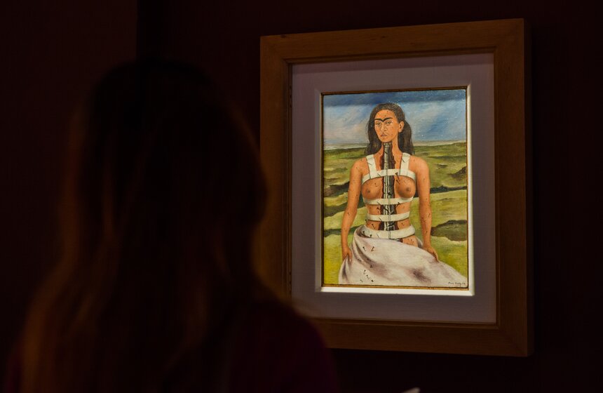 На выставке представлена знаменитая картина Фриды "Сломанная колонна". Эта картина создает некий контраст по отношению к остальным ее картинам