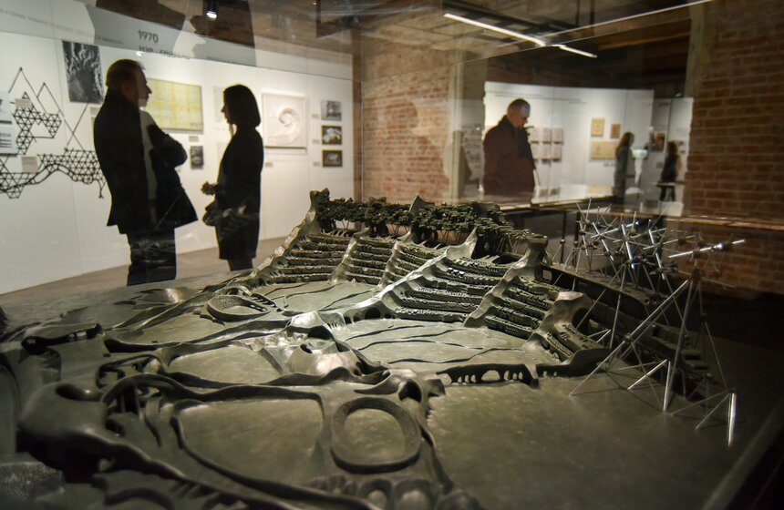 Кураторы выставки – архитектор Александра Гутнова, дочь лидера группы НЭР Алексея Гутнова, и историк архитектуры Мария Пантелеева.