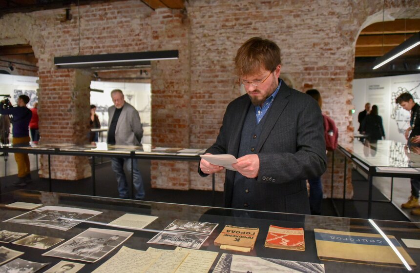 В залах флигеля “Руина” представлены материалы из личных архивов НЭРовцев, воссозданные макеты, эскизы и публикации, а также видео- и аудио-свидетельства самих участников проекта НЭР