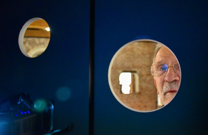 В экспозиции выставки "НЭР: По следам города будущего" включены мультимедийные элементы: слайды, отрывки из кинохроники и художественных фильмов