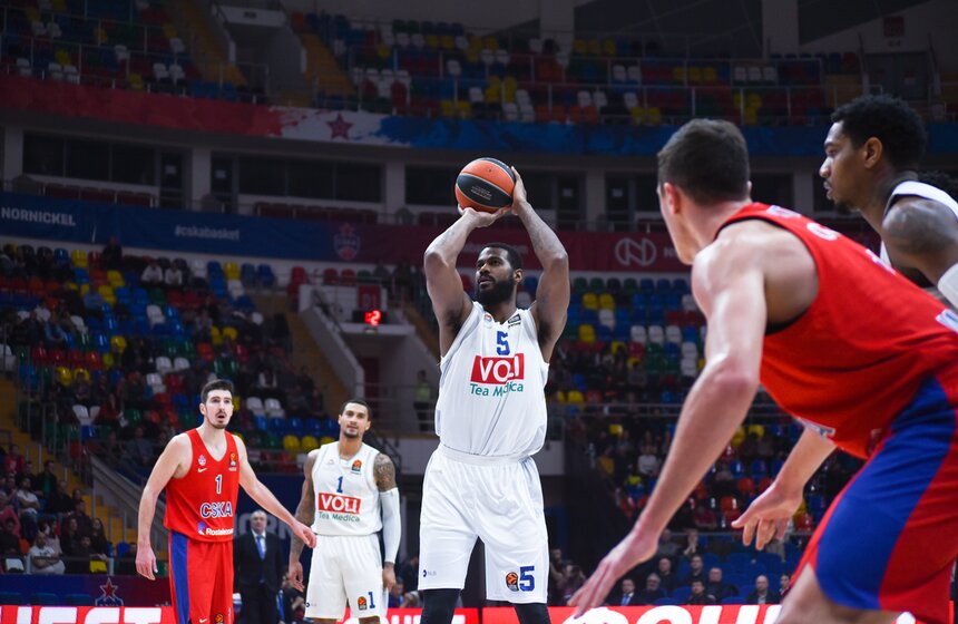 Игроки "Будучность" на первых минутах забрасывают два очка