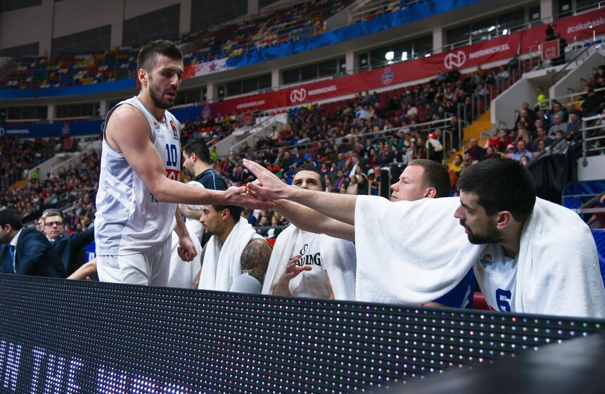 По возвращению с перерыва "Будучность" стали уверенно двигаться вперед