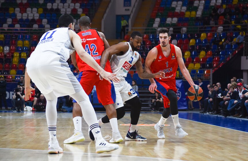 Пока армейцы пытались настроится на игру, игроки "Будучность" выдвинулись вперед