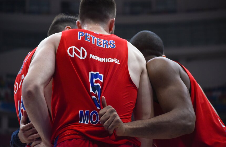 Однако лидеры ЦСКА заставили взбудоражить свою публику и вырвались вперед благодаря Де Коло и Хайнс