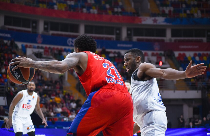 На 12 минуте вырвался вперед игрок команды "Будучность"