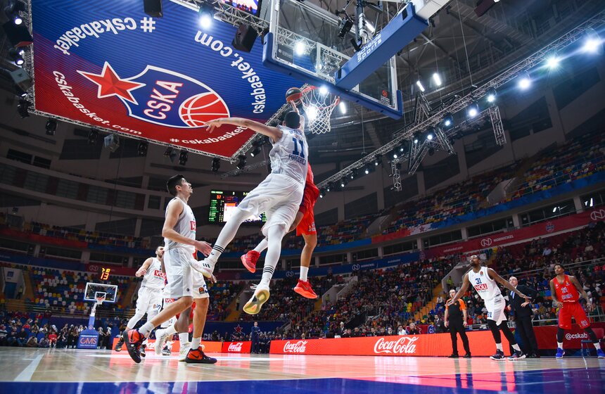 Игрок "Будучность" Кларк пытается сравнять счет и забивает два штрафных