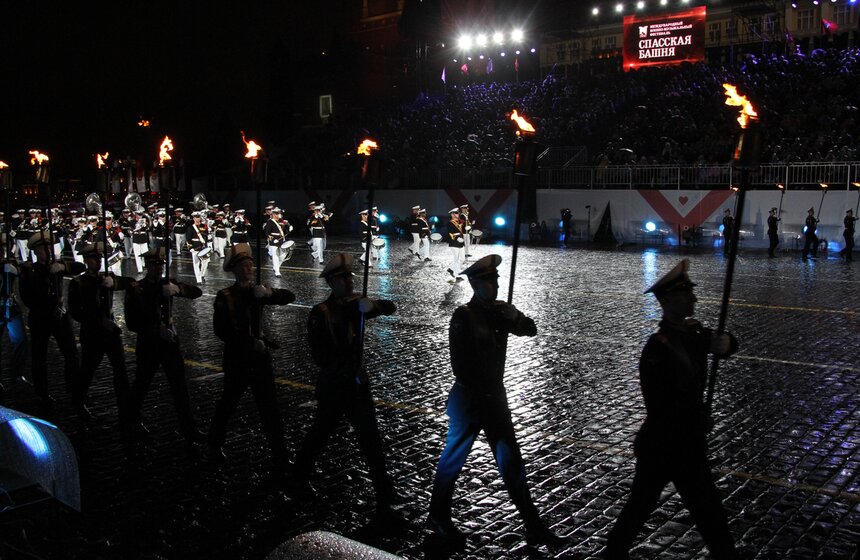 На Красной площади проходит пятое представление "Спасской башни" 13 фото