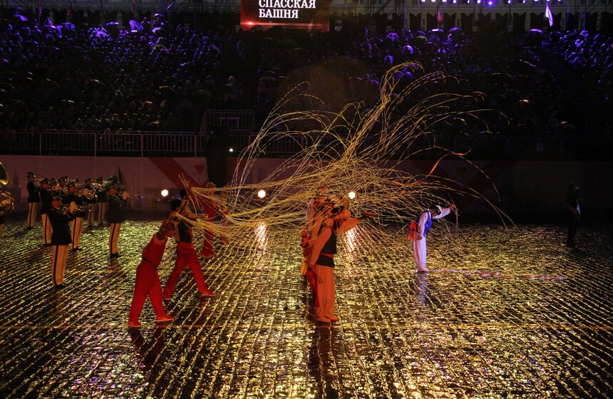 На Красной площади проходит пятое представление "Спасской башни" 9 фото