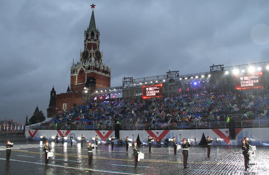 На Красной площади проходит пятое представление "Спасской башни" 1 фото