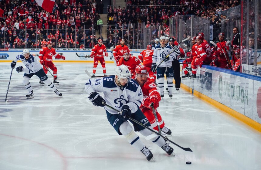 11 февраля "Динамо" одержало победу над "Спартаком" в матче регулярного чемпионата Континентальной хоккейной лиги – встреча закончилась со счетом 5:1. Игра стала последней очной встречей двух команд в этом сезоне регулярного чемпионата КХЛ. В четырех матчах друг против друга "Спартак" и "Динамо" не выявили очевидного лидера: две игры завершились победой "бело-голубых", еще две – "красно-белых".