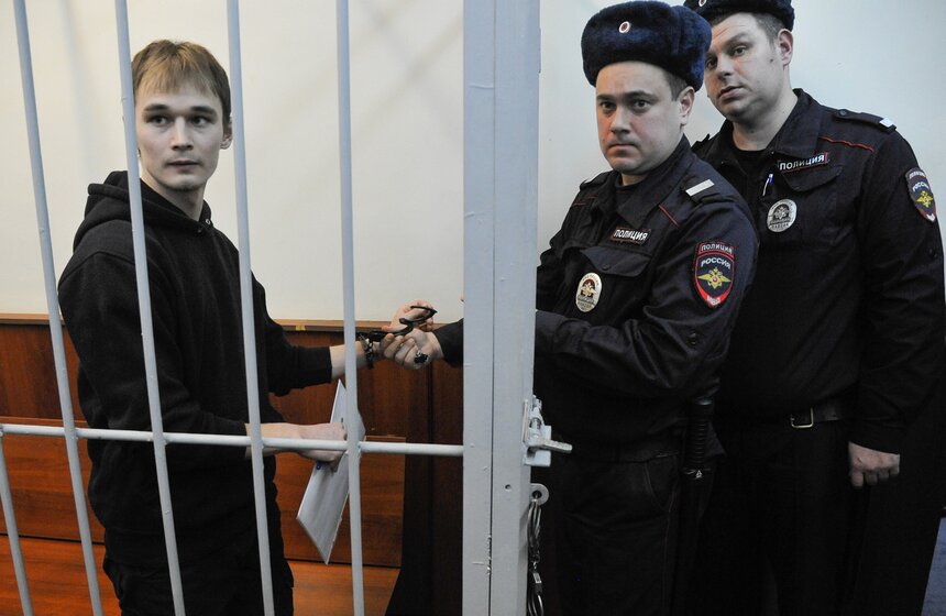 12 февраля суд арестовал до 7 марта аспиранта механико-математического факультета МГУ Азата Мифтахова, подозреваемого в поджоге офиса "Единой России". Молодой человек обвиняется в "хулиганстве, совершенном группой лиц по предварительному сговору". Правда, какую-либо причастность к совершению преступления он отвергает (речь об уголовном деле, возбужденном год назад по статье "Вандализм" и позднее переквалифицированном на "Хулиганство").