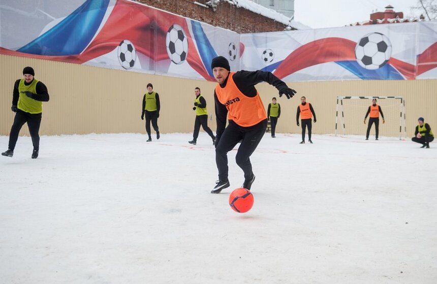 Также 14 февраля команда Павла Мамаева провела товарищеский матч между арестантами "Бутырки". К сожалению, Александр Кокорин, который также содержится в СИЗО по обвинению в хулиганстве, не смог участвовать в игре из-за травмы колена. Встреча прошла в формате "шесть на шесть" (пять полевых игроков и вратарь) и продлилась два тайма по 20 минут. В итоге Мамаев забил семь голов, а в целом матч закончился со счетом 8:7 (кстати, спортсмен играл за обе команды).