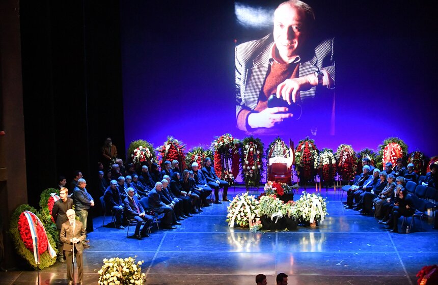 11 февраля Москва простилась с народным артистом РСФСР Сергеем Юрским. Гражданская панихида прошла в Театре имени Моссовета. С самого утра к зданию тянулись сотни людей, среди которых были и коллеги Юрского по театру и кино. Актер умер рано утром 8 февраля от остановки сердца, ему было 83 года.