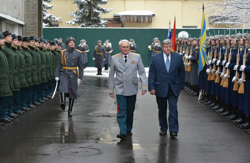 Особый акцент сделан на служебных обязанностях личного состава комендатуры в 1920-е и 1930-е годы
