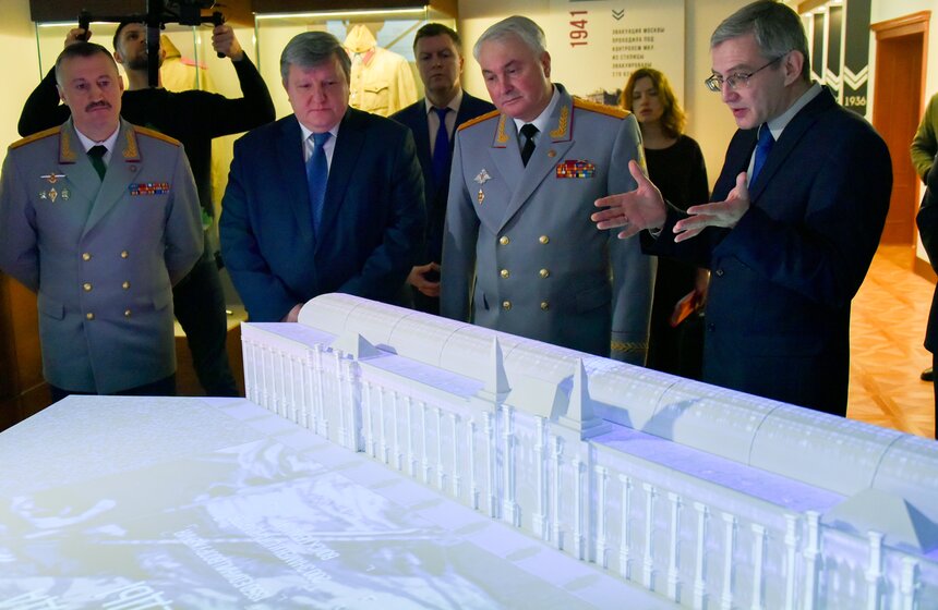 Особое внимание уделяется задачам, стоявшим перед военнослужащими комендатуры Москвы<br />при проведении парада 7 ноября 1941 года и Парада Победы 24 июня 1945 года