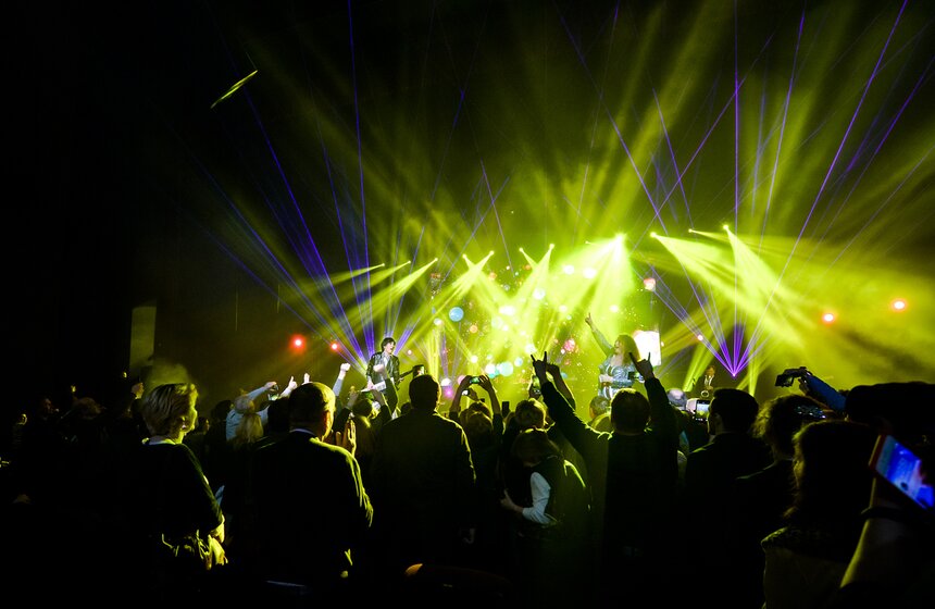 Легенды мировой электронной музыки привезли полноценное стадионное лазерное шоу.