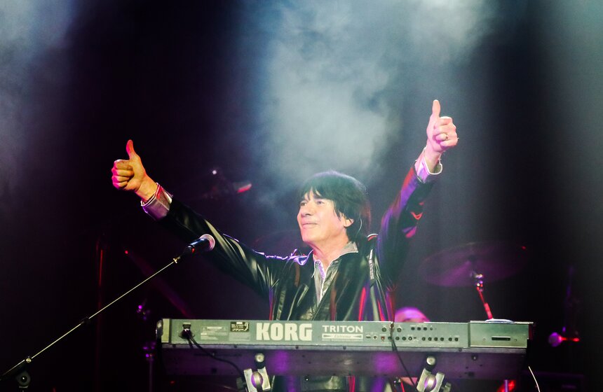 Оформление концерта включало также световое шоу