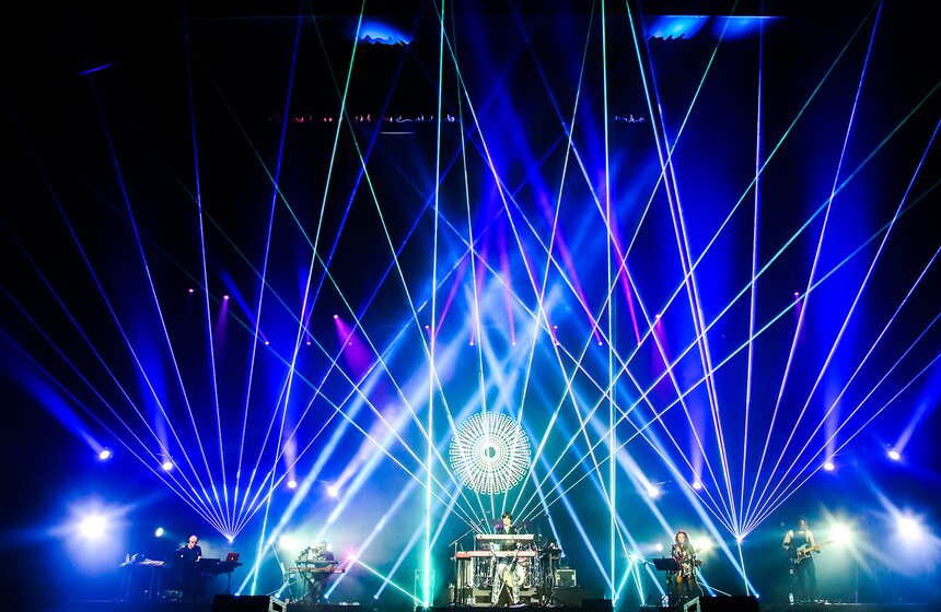 Разноцветные лучи пронзали пространство между сценой и дальней стеной амфитеатра