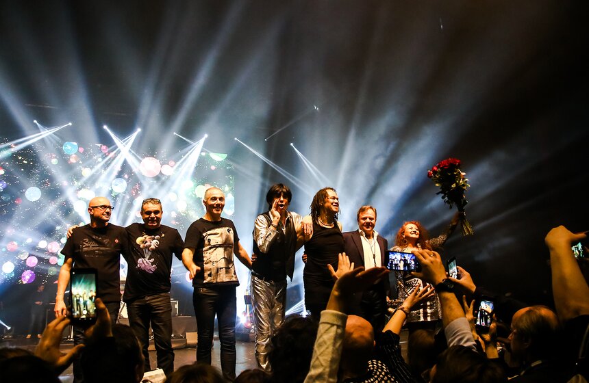 Артисты спускались к зрителям со сцены