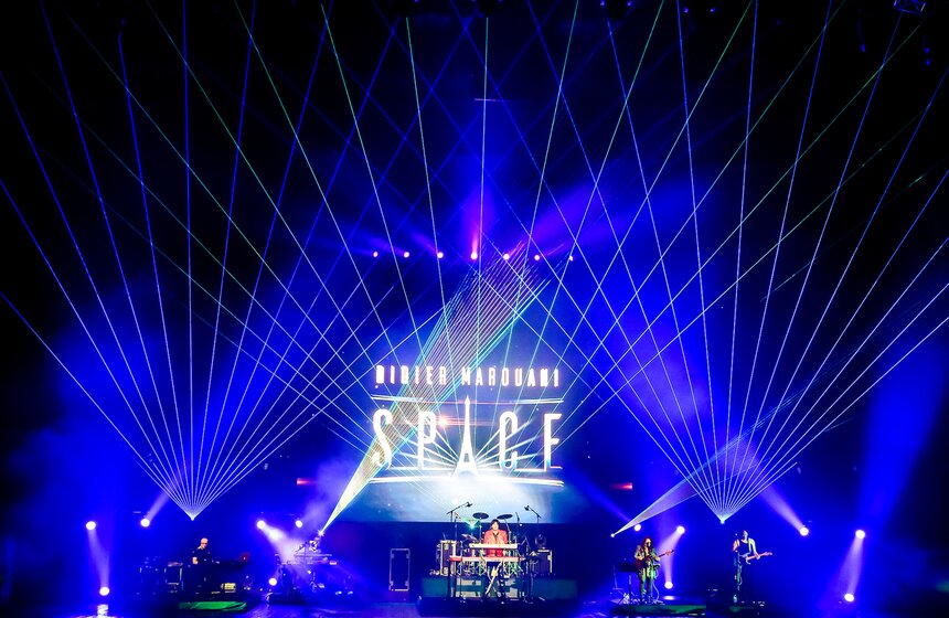 На разогреве у музыкантов выступили Олег Гуртовой и группа Vega, они исполнили попурри из своих новых и старых мелодий в жанре космической музыки