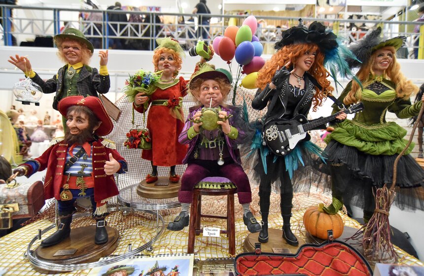 Многим участникам приходится бронировать места за целый год