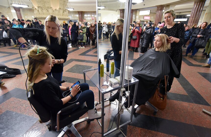 Перед 8 Марта на станции метро "Курская" открыли бесплатный салон красоты