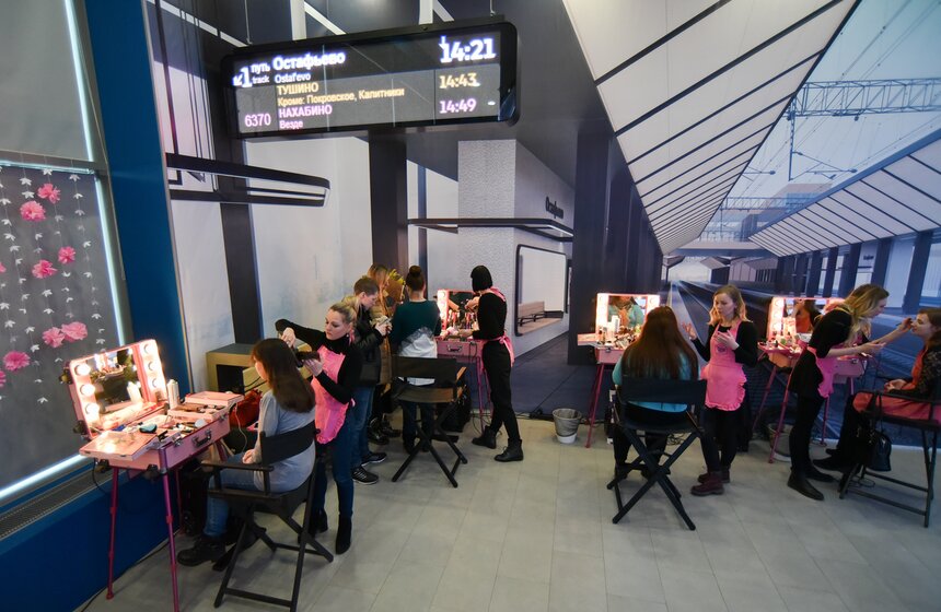 Первые 400 женщин на входе в павильон получили подарочный сертификат на косметический презент