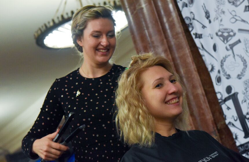 В течение двух часов профессионалы работали с пассажирами