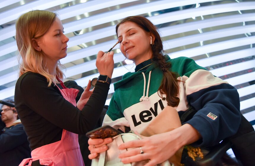 Футболку и все нужные материалы для декора предоставлялись