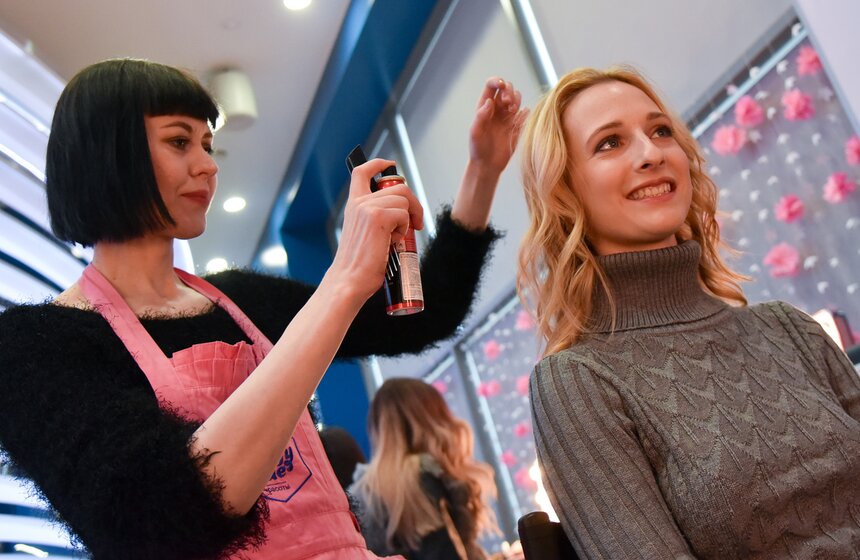 Открытки с символикой метро и цветы подарят женщинам в столичной подземке 8 марта