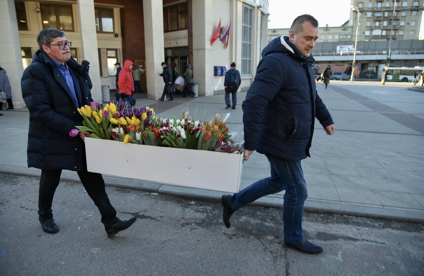 Рижский рынок стал центральным местом, куда поехали мужчины за букетом для своих дам