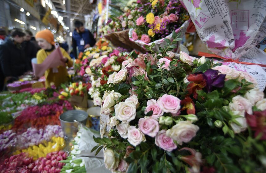 Также там можно выбрать и искусственные цветы