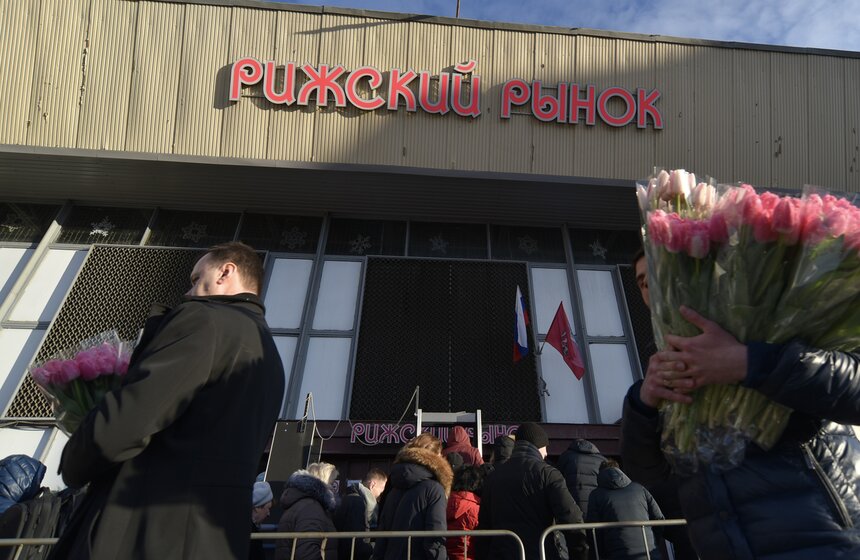 В преддверии Международного женского дня мужчины стали скупать цветы со всех цветочных рынков