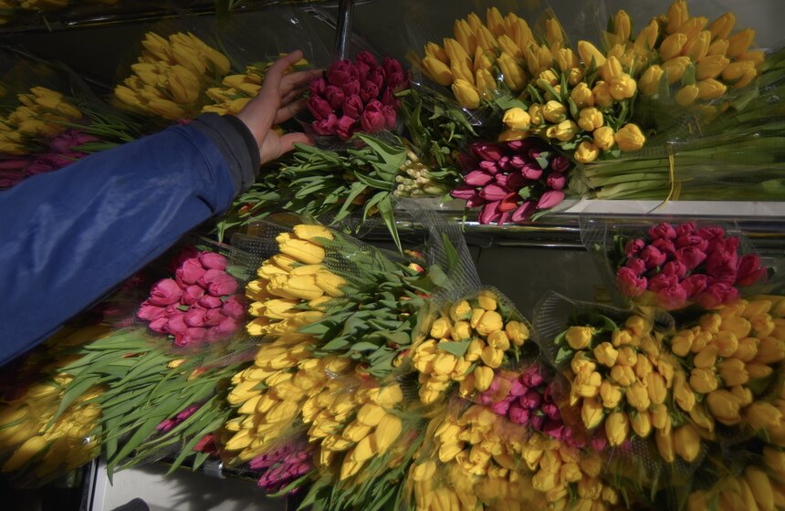 Продавцы всегда могут порекомендовать своим покупателям, какие цветы лучше выбрать