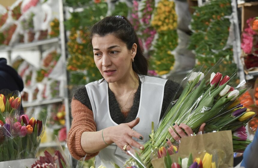 Все цветы можно как упаковать, так и оставить без обертки