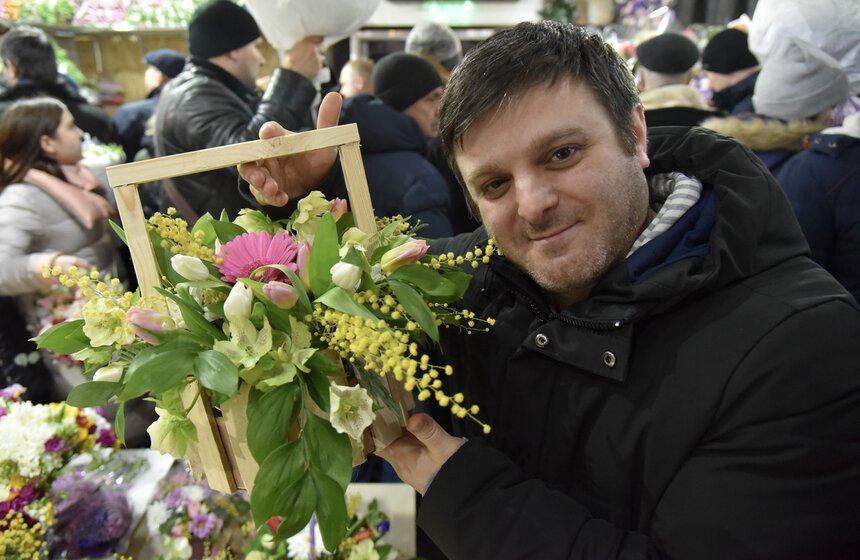 Помимо обычных композиций, на рынке можно найти эксклюзивные цветы в необычном оформлении