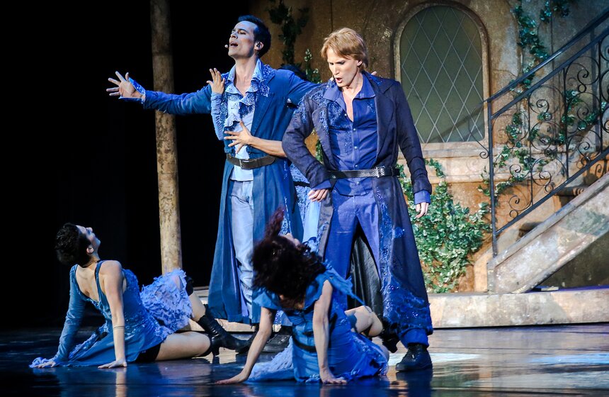 Дизайном причесок занимался Лоран Фалькон