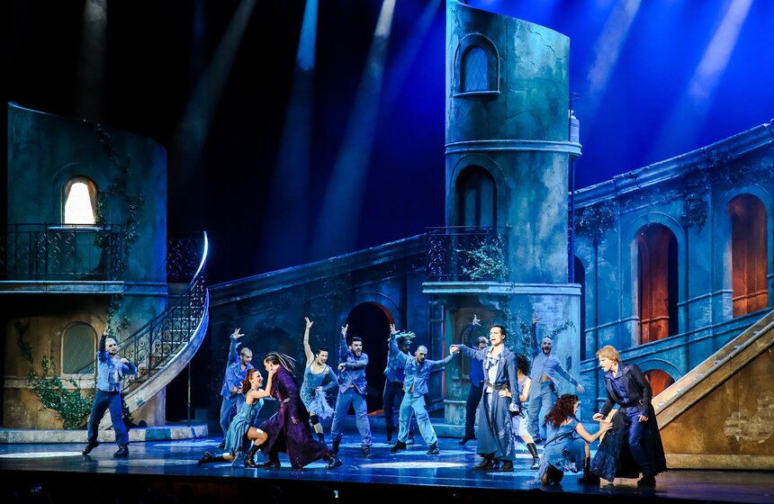 Уникальные костюмы создал известный кутюрье Лоран Дежардан